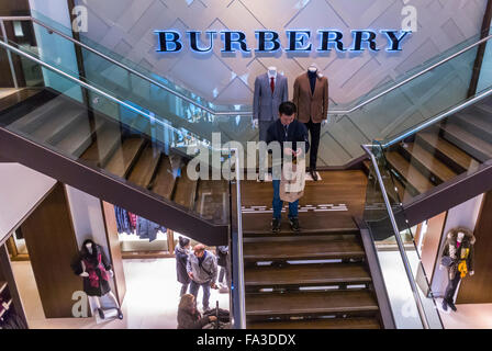 Paris, Frankreich, People Shopping in Burberry Store, Sign, in Mall, Centre Commercial, 'La Vallee Village', Discount Luxus Kleidung Outlet, Haute Couture Moderne Innenräume, Mode-Labels Stockfoto