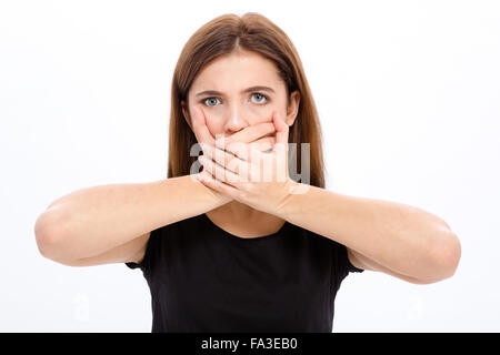 Traurig, depressiv, junge Frau bedeckt den Mund mit beiden Händen auf weißem Hintergrund Stockfoto