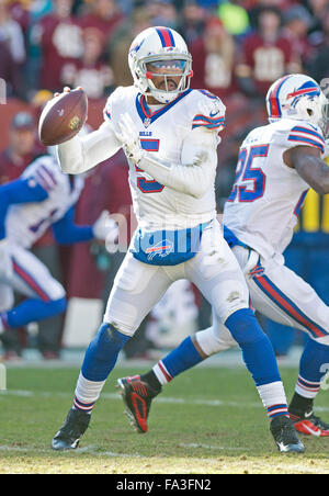 Buffalo Bills quarterback Tyrod Taylor (5) sieht für einen Empfänger im ersten Quartal-Aktion gegen die Washington Redskins in FedEx Field in Landover, Maryland auf Sonntag, 20. Dezember 2015. Die Redskins gewannen das Spiel 35-25. Bildnachweis: Ron Sachs/CNP - kein Draht-Dienst- Stockfoto