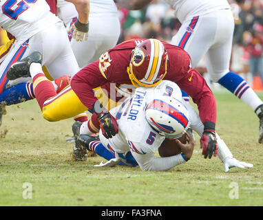 Buffalo Bills Quarterback Tyrod Taylor (5) ist im vierten Quartal von Washington Redskins Linebacker Preston Smith (94) bei FedEx Field in Landover, Maryland am Sonntag, 20. Dezember 2015 entlassen. Die Redskins gewannen das Spiel 35-25. Bildnachweis: Ron Sachs/CNP - kein Draht-Dienst- Stockfoto