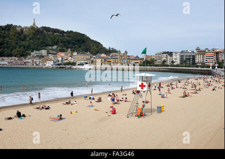 Strand direkt am Meer in San Sebastian Spanien Stockfoto