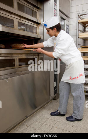 Bäcker Lehrling gebackenes Brot. Stockfoto