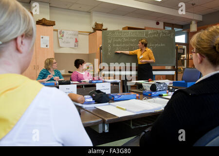 Berufsausbildung an den Verkäufer. Lehren Sie für Bäckerei spezialisierten Anbietern. Stockfoto