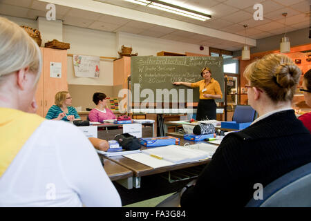 Berufsausbildung an den Verkäufer. Lehren Sie für Bäckerei spezialisierten Anbietern. Stockfoto