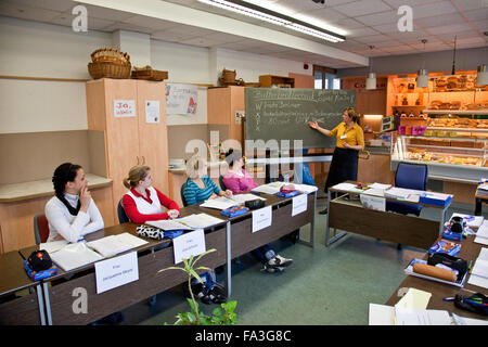 Berufsausbildung an den Verkäufer. Lehren Sie für Bäckerei spezialisierten Anbietern. Stockfoto