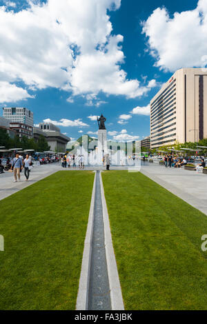 Touristen versammeln sich um den Brunnen und Admiral Yi Sun-sin-Statue im Herzen der Innenstadt Stockfoto