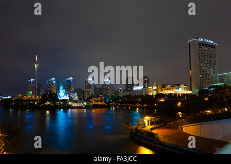 High-Rise Wohnungen umgeben Eigentumswohnungen Lotte World Vergnügungspark und wichtiges touristisches Ziel in der Nacht in Seoul, Korea Stockfoto