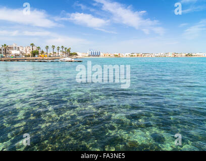 Meer und Küste in Porto Cesareo, Italien. Stockfoto