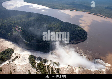 Der Fluss Iguazu und Iguazu Wasserfälle zeigen das Belmond Cataratas hotel Stockfoto