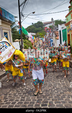 Karnevalstruppe in den Straßen von Olinda, Pernambuco, Nordostbrasilien Stockfoto