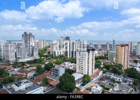 Gesamtansicht der Skyline des Stadtzentrums von Belem mit Wohnhäusern, para State, brasilianischem Amazonas, Brasilien, Südamerika Stockfoto