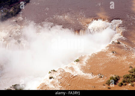 Luftbild von der Teufelskehle an den Iguaçu / Iguazu/Iguassu fällt in Argentinien/Brasilien Stockfoto