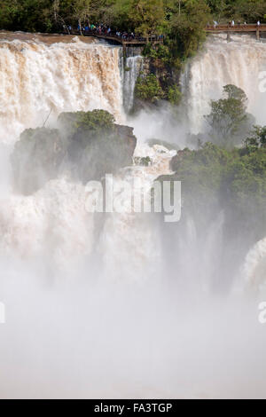 Iguaçu / Iguazu fällt in voller Flut und liegen an der Grenze von Brasilien und Argentinien Stockfoto