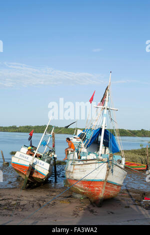 Brasilien, Para, Marajo, Soure. Zwei lokale Fischer sprechen, hölzerne Fischerboote auf einem Bach auf der Insel Marajo im brasilianischen Amazonas festgemacht Stockfoto