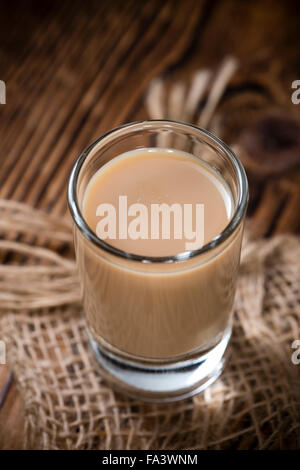 Irish Cream Likör (detaillierte Nahaufnahme) auf hölzernen Hintergrund Stockfoto