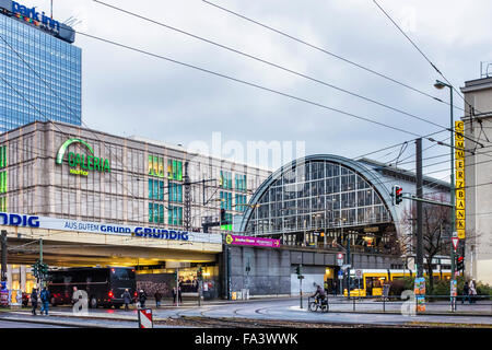 Bahnhof Berlin Alexanderplatz S-Bahn, Straßenbahn und Galeria Kaufhof-Filiale und Park Inn hotel Stockfoto