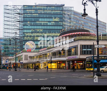 Berlin, Neues Kranzler Eck-modernes Einkaufszentrum, historischen Café Kranzler und H & M speichern zu Weihnachten Stockfoto