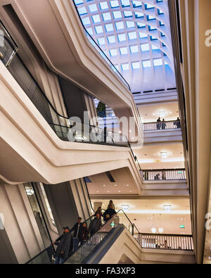 Galeria Kaufhof-Filiale Interieur, Rolltreppen und Shopper, Berlin, Deutschland Stockfoto