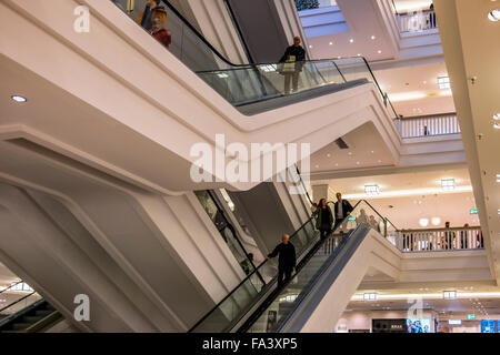 Galeria Kaufhof-Filiale Interieur, Rolltreppen und Shopper, Berlin, Deutschland Stockfoto