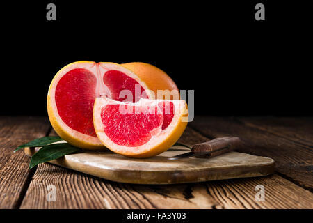 Portion frische Grapefruit auf einem alten Holztisch (close-up erschossen) Stockfoto