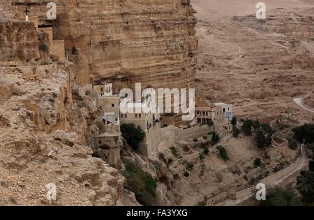 (151221)--JERICHO, 21. Dezember 2015 (Xinhua)--ein allgemeiner Blick des Klosters griechische orthodoxe St. George in Wadi Qelt, in der Nähe von der Westbank-Stadt Jericho am 19. Dezember 2015. Der sechsten Jahrhundert Klippe hängenden Komplex, mit seinen alten Kapelle und Gärten, ist aktiv und von griechisch-orthodoxen Mönchen bewohnt. Wadi Qelt ist ein Tal laufen West nach Ost durch die Judäische Wüste im Westjordanland, mit Ursprung in der Nähe von Jerusalem und in der Nähe von Jericho zu beenden. Wadi Qelt enthält Klöster und alte christliche Orte. Einige Aquädukte wurden entlang des Baches, der älteste aus der Zeit der Hasmonäer (2n gefunden Stockfoto