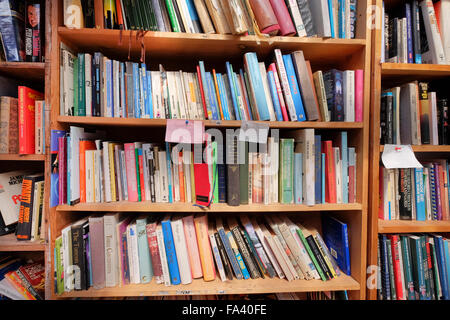 Bücher zum Verkauf in der Buchhandlung "Ehrlichkeit" Hay-on-Wye, Powys, Wales. Stockfoto