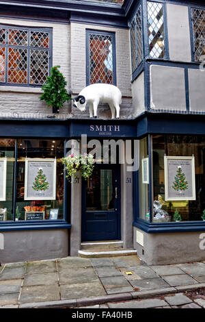 Die Smith-England-Friseursalon bei 51 High Street, Salisbury, Wiltshire, Vereinigtes Königreich. Stockfoto