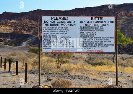 Schild am verbrannten Berg in der Nähe von Twyfelfontein, Damaraland, Namibia Stockfoto