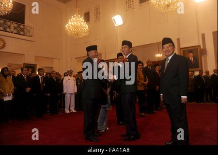 Jakarta, Indonesien. 21. Dezember 2015. Vorsitzender des Indonesiens Korruption Beseitigung Commision (KPK) Agus Raharjo (Front L) schüttelt Hände mit Indonesien Präsident Joko Widodo (C, Front) nach der Einweihung am Präsidentenpalast in Jakarta, Indonesien, 21. Dezember 2015. Indonesiens Haus Kommission III am Donnerstag für eine neue KPK-Führung eine stärkere Konzentration auf Korruptionsprävention gestimmt. Bildnachweis: Agung Kuncahya B./Xinhua/Alamy Live-Nachrichten Stockfoto