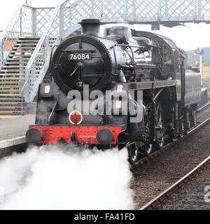 Dampflokomotive, 76084, (ein Standard 4 Klasse) in Weybourne Bahnhof, North Norfolk Railway, Norfolk, England, UK. Stockfoto