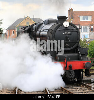 LMS Stanier Klasse 5, 'Black 5' 45337 Sheringham Station auf die North Norfolk Railway, Norfolk, England, UK. Stockfoto