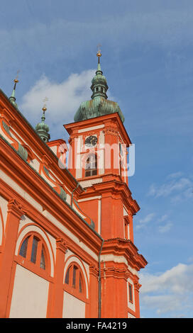 Glocke Turm der Kirche der Mariä Himmelfahrt (ca. 1623) in der Stadt Stara Boleslav, Tschechien. Stockfoto