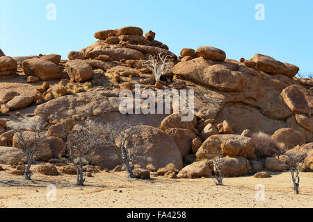 Felsbrocken übersäte Wüstenlandschaft im Damaraland, Namibia Stockfoto