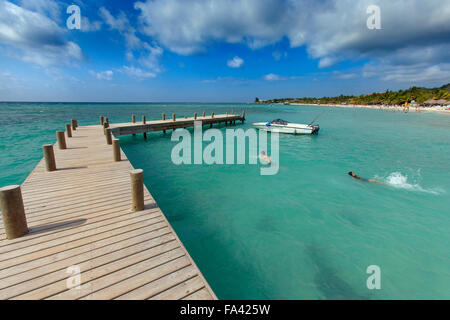 Boote und Schwimmer auf dem Steg am Bay Island Honduras Karibik Stockfoto