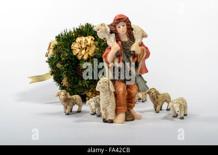 Hirten mit seinen Schafen, Element der weihnachtlichen Bescherung. weißer Hintergrund mit dem Weihnachtsschmuck. Stockfoto