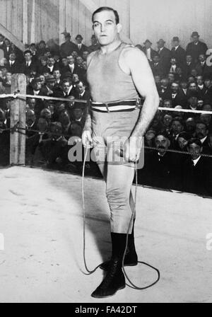 Vintage Foto von US-amerikanischer Boxer James J Jeffries - Weltmeister im Schwergewicht von 1899 bis 1905. Jeffries (1875-1953), den Spitznamen "The Boilermaker", gewann den WM-Titel durch Ausschlagen Titelverteidiger Bob Fitzsimmons am 9. Juni 1899 in Brooklyn, New York, und verteidigt die Krone mehrmals vor dem Schlafengehen ungeschlagen in 1905. Er machte ein Comeback in den sogenannten "Kampf des Jahrhunderts" gegen Jack Johnson, der erste schwarze Schwergewichts-Weltmeister, in Reno, Nevada, am 4. Juli 1910, aber wurde stichhaltig geschlagen und der Kampf wurde in der 15. Runde gestoppt. Stockfoto