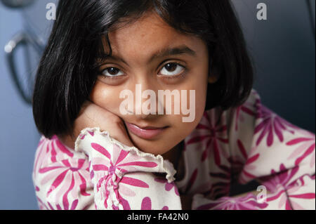Porträt von Mädchen auf ihren Arm gestützt, Stockfoto