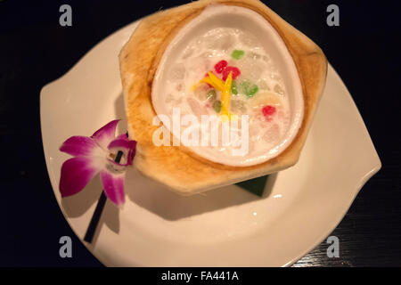 Typische thai Dessert Teller. Kokosmilch Jackfrucht. Restaurant, Hotel, Shangri La, Bangkok, Thailand, Asien. Salathip befindet sich der Stockfoto