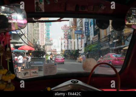 Im Inneren ein Tuk Tuks Taxi auf der Straße. Blick auf Thanon Yaowarat Straße bei Nacht in Zentralthailand Chinatown-Viertel von Bangkok. Stockfoto