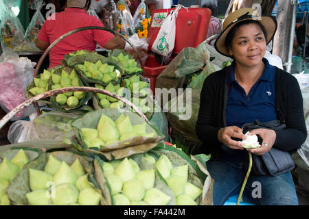 Frau Verkäufer von Lotusblüten in Pak Khlong Talat, Blumenmarkt, Bangkok, Thailand. Pak Khlong Talat ist ein Markt in Bangkok, Stockfoto