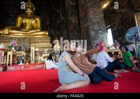 Mädchen, die die Selfies im Tempel Wat Suthat Thepwararam. Bangkok. Wat Suthat Thepwararam Ratchaworamahaviharn, Bangkok, Thailand, Stockfoto