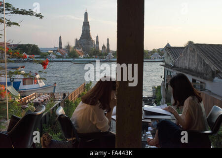 Paar Liebhaber. Landschaft bei Sonnenuntergang des Wat Arun Tempel von Chao Praya River vom Dach des Sala Rattanakosin Hotel. Bangkok Stockfoto