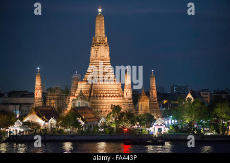 Landschaft bei Sonnenuntergang des Wat Arun Tempel von Chao Praya River vom Dach des Sala Rattanakosin Hotel. Bangkok. Thailand. Asien. Stockfoto