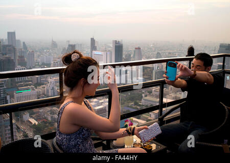 Romantisches Abendessen. Banyan Tree auf dem Dach Vertigo & Moon Bar, Restaurant, Bangkok, Thailand. Blick auf die Stadt, Vertigo Bar und Res Stockfoto