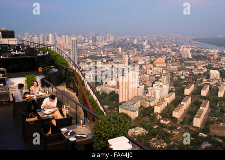 Landschaft, Ansichten. Banyan Tree auf dem Dach Vertigo & Moon Bar, Restaurant, Bangkok, Thailand. Blick auf die Stadt, Vertigo Bar und Re Stockfoto