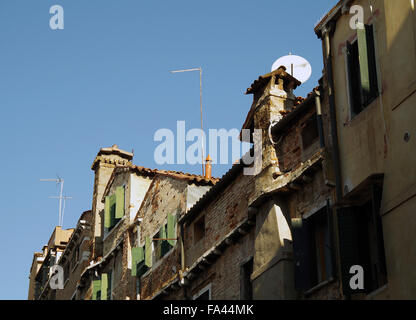 Venedig Italien, alten Schornstein Stack und Satellitenschüssel Stockfoto