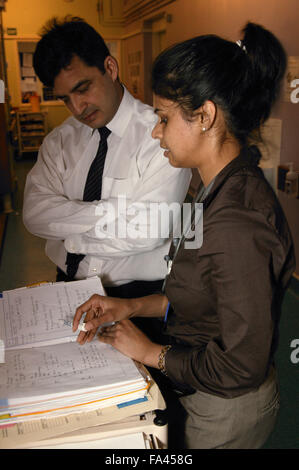 Arzt und speziellen Register in Absprache zur Patientenversorgung, Stockfoto