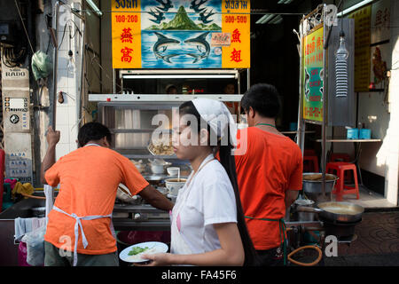 Restaurants in der Thanon Yaowarat Road bei Sonnenuntergang in Zentralthailand Chinatown-Viertel von Bangkok. Yaowarat und Phahurat ist Bangko Stockfoto