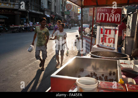 Gebratene Kastanien, Bangkoks Chinatown, Thailand. Markt Stall und Street Essen in Chinatown Bangkok, Thailand vorbereitet. Ya Stockfoto