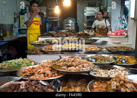 Frau verkauft Pring Brötchen und Durian-Früchte. Bangkoks Chinatown, Thailand. Markt Stall und Straße Nahrung in Kinn vorbereitet Stockfoto